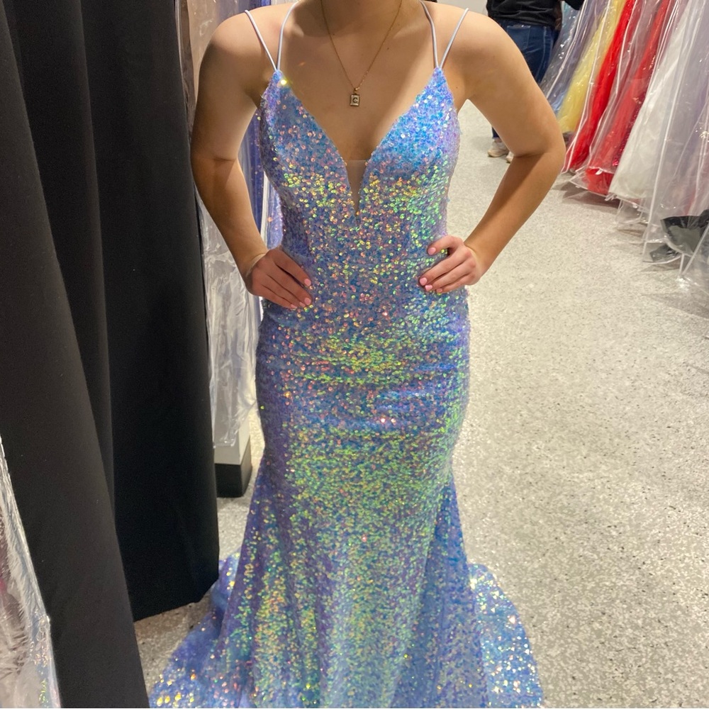 This is an XoBySophias sequenced prom dress 💙🤍